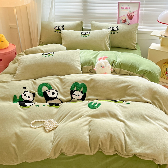 91家纺网 家纺一手货源 找家纺 丽涵家纺 2025秋冬新款全工艺牛奶绒大版毛巾绣四件套 熊猫屋-巩绿