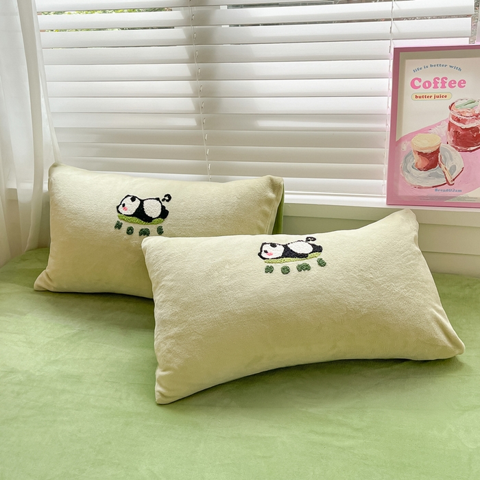 91家纺网 家纺一手货源 找家纺 丽涵家纺 2025秋冬新款全工艺牛奶绒大版毛巾绣四件套 熊猫屋-巩绿