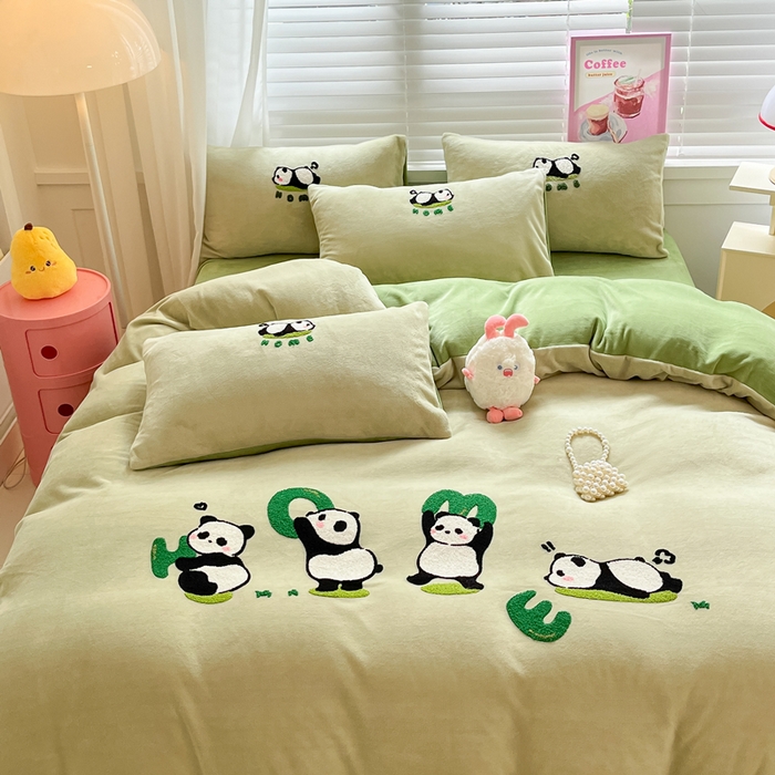 91家纺网 家纺一手货源 找家纺 丽涵家纺 2025秋冬新款全工艺牛奶绒大版毛巾绣四件套 熊猫屋-巩绿