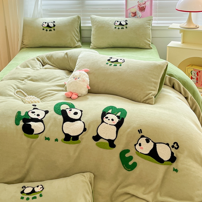 91家纺网 家纺一手货源 找家纺 丽涵家纺 2025秋冬新款全工艺牛奶绒大版毛巾绣四件套 熊猫屋-巩绿