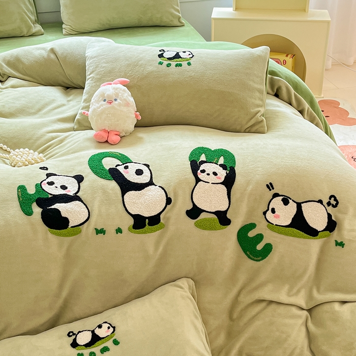 91家纺网 家纺一手货源 找家纺 丽涵家纺 2025秋冬新款全工艺牛奶绒大版毛巾绣四件套 熊猫屋-巩绿