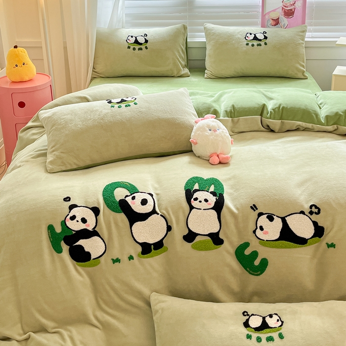 91家纺网 家纺一手货源 找家纺 丽涵家纺 2025秋冬新款全工艺牛奶绒大版毛巾绣四件套 熊猫屋-巩绿