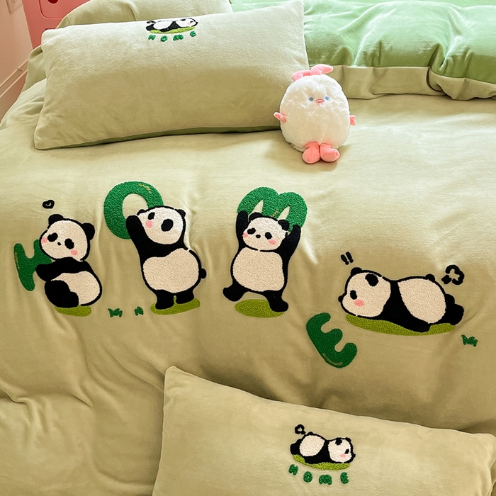 91家纺网 家纺一手货源 找家纺 丽涵家纺 2025秋冬新款全工艺牛奶绒大版毛巾绣四件套 熊猫屋-巩绿