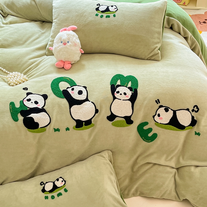 91家纺网 家纺一手货源 找家纺 丽涵家纺 2025秋冬新款全工艺牛奶绒大版毛巾绣四件套 熊猫屋-巩绿