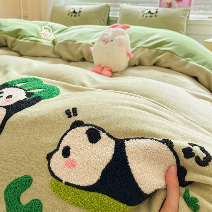 91家纺网 家纺一手货源 找家纺 丽涵家纺 2025秋冬新款全工艺牛奶绒大版毛巾绣四件套 熊猫屋-巩绿