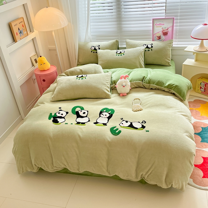 91家纺网 家纺一手货源 找家纺 丽涵家纺 2025秋冬新款全工艺牛奶绒大版毛巾绣四件套 熊猫屋-巩绿