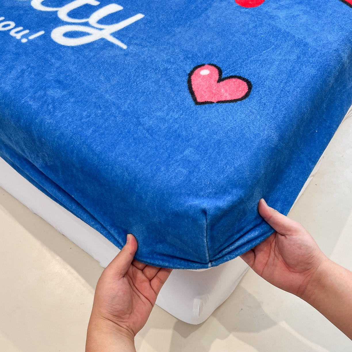 91家纺网 家纺一手货源 找家纺 金爱家 2025新款大版三丽鸥高克重牛奶绒保暖床笠 绒大版单品-气球苹果kt