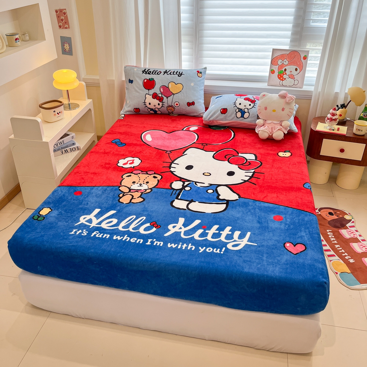 91家纺网 家纺一手货源 找家纺 金爱家 2025新款大版三丽鸥高克重牛奶绒保暖床笠 绒大版单品-气球苹果kt