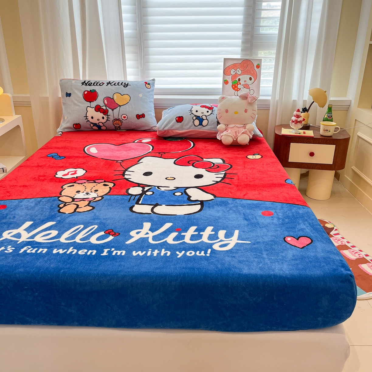 91家纺网 家纺一手货源 找家纺 金爱家 2025新款大版三丽鸥高克重牛奶绒保暖床笠 绒大版单品-气球苹果kt