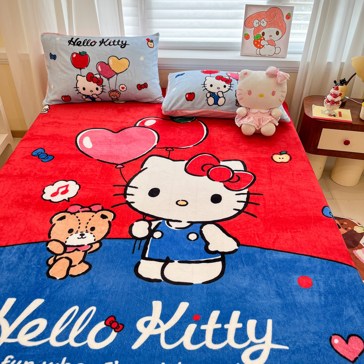 91家纺网 家纺一手货源 找家纺 金爱家 2025新款大版三丽鸥高克重牛奶绒保暖床笠 绒大版单品-气球苹果kt