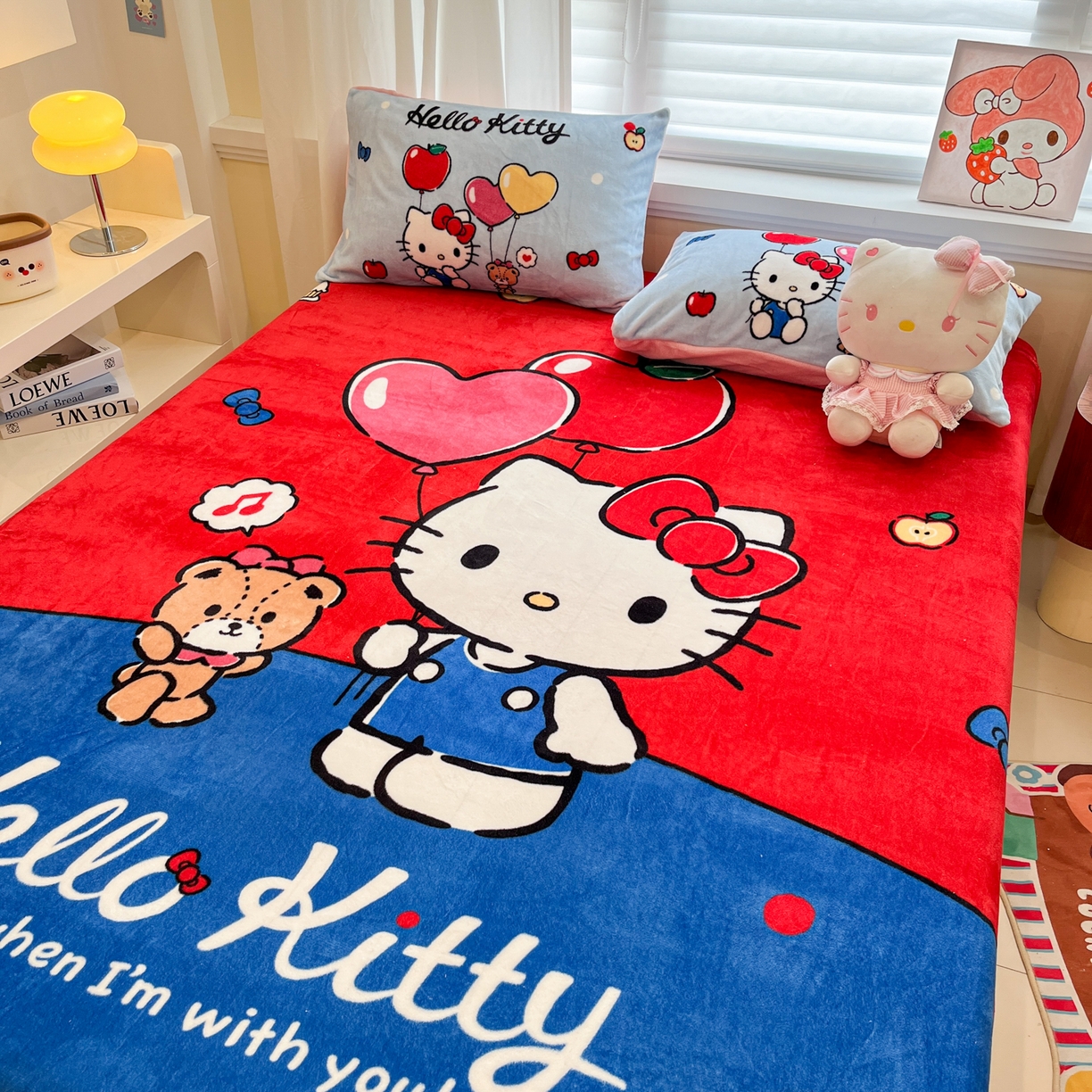 91家纺网 家纺一手货源 找家纺 金爱家 2025新款大版三丽鸥高克重牛奶绒保暖床笠 绒大版单品-气球苹果kt