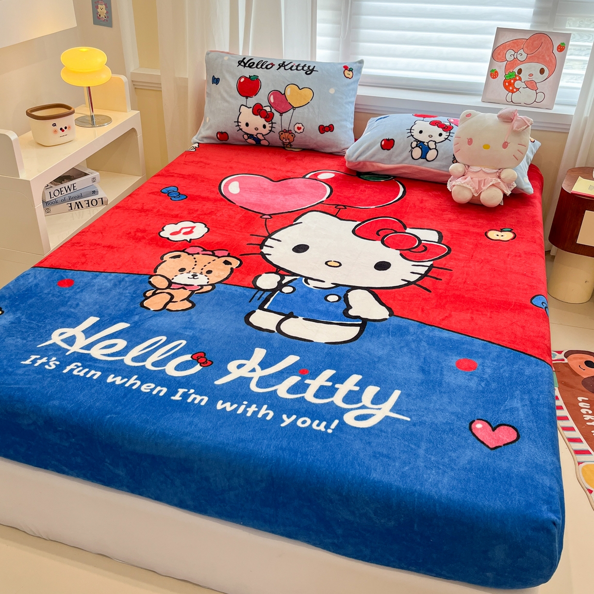 91家纺网 家纺一手货源 找家纺 金爱家 2025新款大版三丽鸥高克重牛奶绒保暖床笠 绒大版单品-气球苹果kt