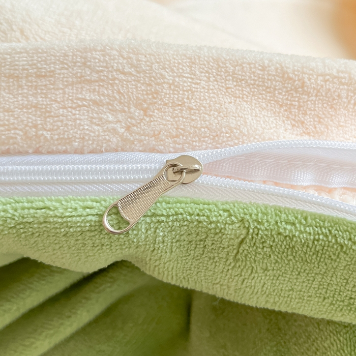 91家纺网 家纺一手货源 找家纺 丽涵家纺 2025秋冬新款全工艺牛奶绒大版毛巾绣四件套 熊猫屋-奶白