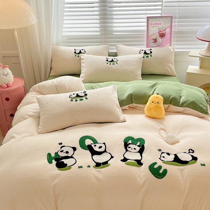 91家纺网 家纺一手货源 找家纺 丽涵家纺 2025秋冬新款全工艺牛奶绒大版毛巾绣四件套 熊猫屋-奶白