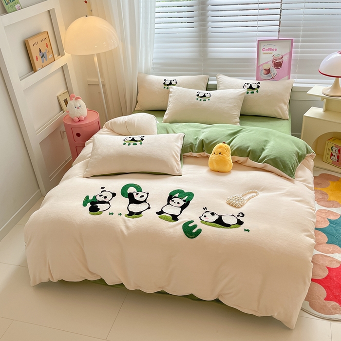 91家纺网 家纺一手货源 找家纺 丽涵家纺 2025秋冬新款全工艺牛奶绒大版毛巾绣四件套 熊猫屋-奶白