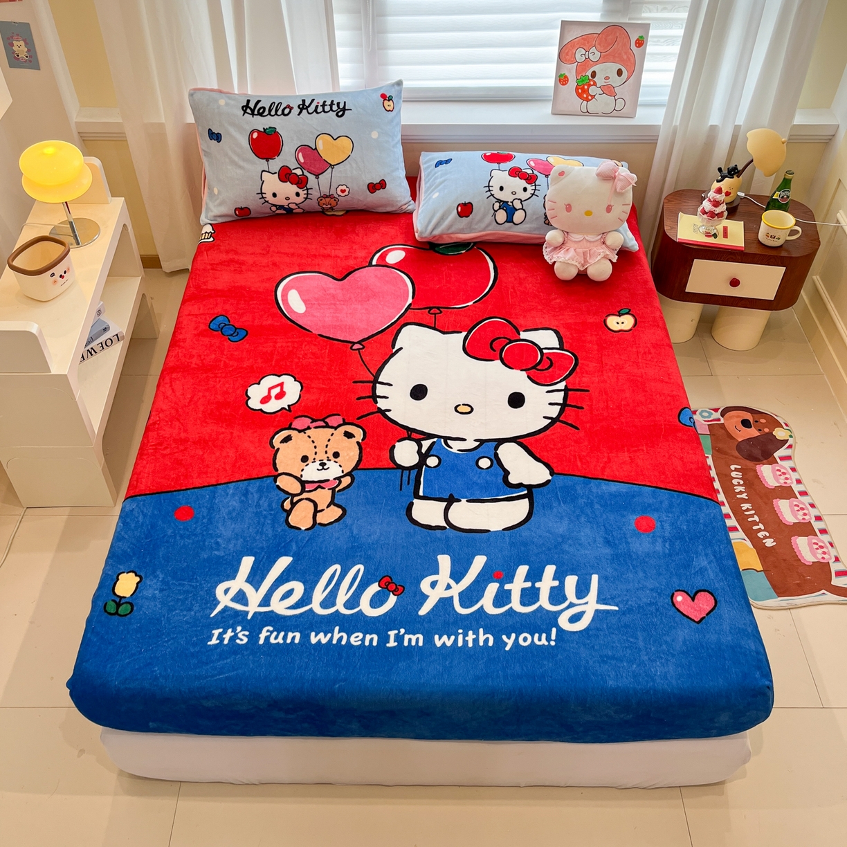 91家纺网 家纺一手货源 找家纺 金爱家 2025新款大版三丽鸥高克重牛奶绒保暖床笠 绒大版单品-气球苹果kt