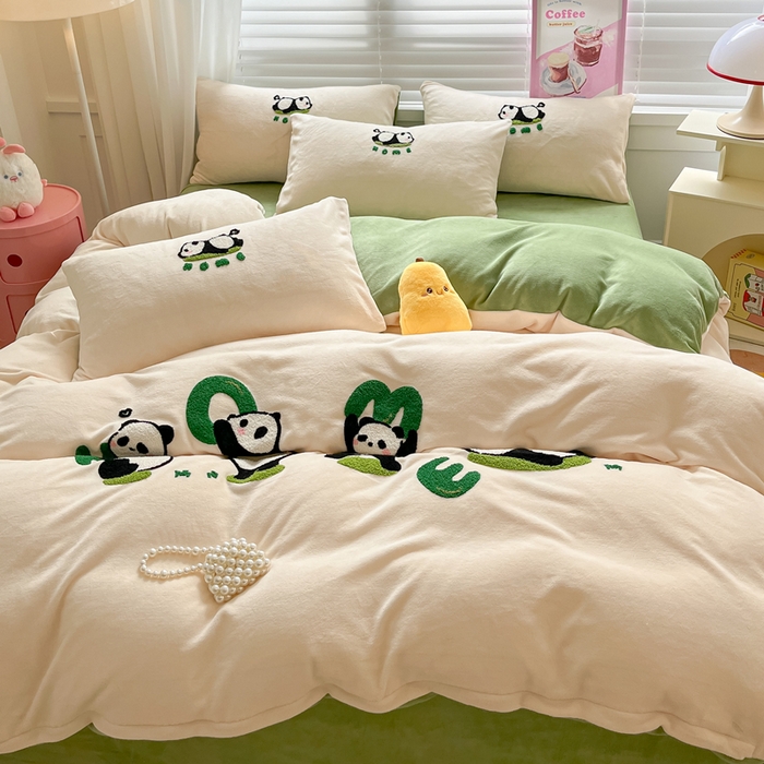 91家纺网 家纺一手货源 找家纺 丽涵家纺 2025秋冬新款全工艺牛奶绒大版毛巾绣四件套 熊猫屋-奶白