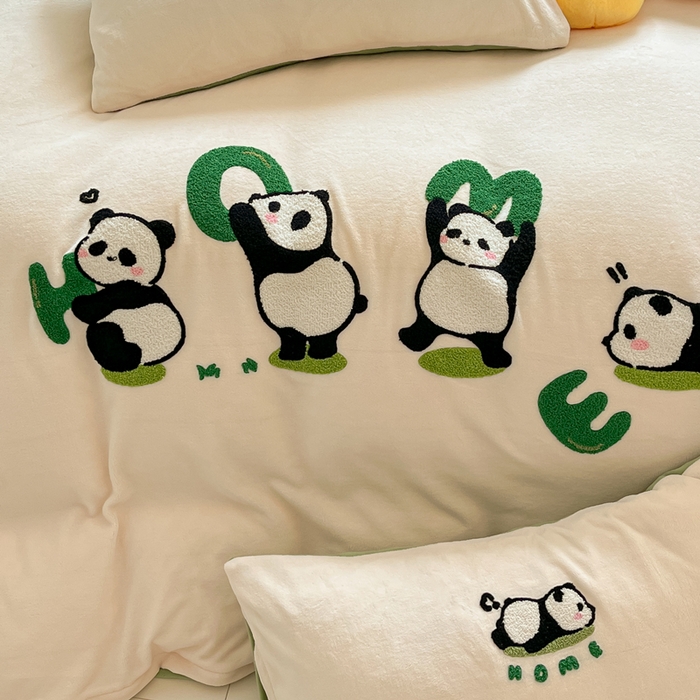 91家纺网 家纺一手货源 找家纺 丽涵家纺 2025秋冬新款全工艺牛奶绒大版毛巾绣四件套 熊猫屋-奶白