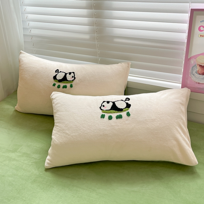 91家纺网 家纺一手货源 找家纺 丽涵家纺 2025秋冬新款全工艺牛奶绒大版毛巾绣四件套 熊猫屋-奶白