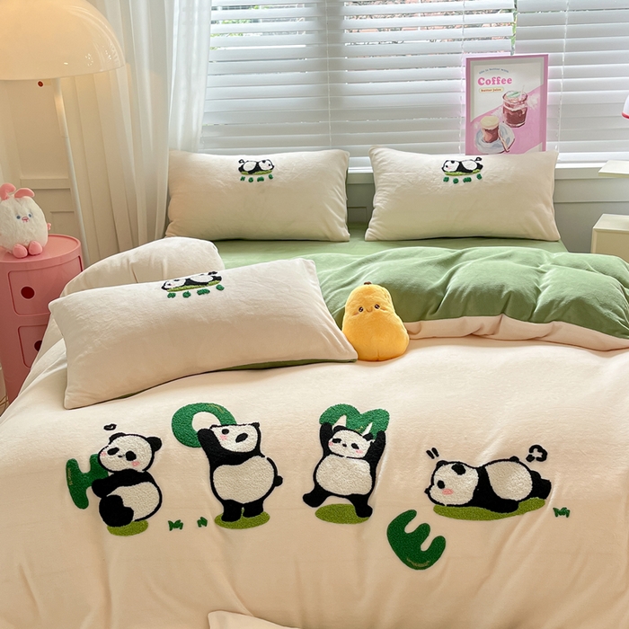 91家纺网 家纺一手货源 找家纺 丽涵家纺 2025秋冬新款全工艺牛奶绒大版毛巾绣四件套 熊猫屋-奶白