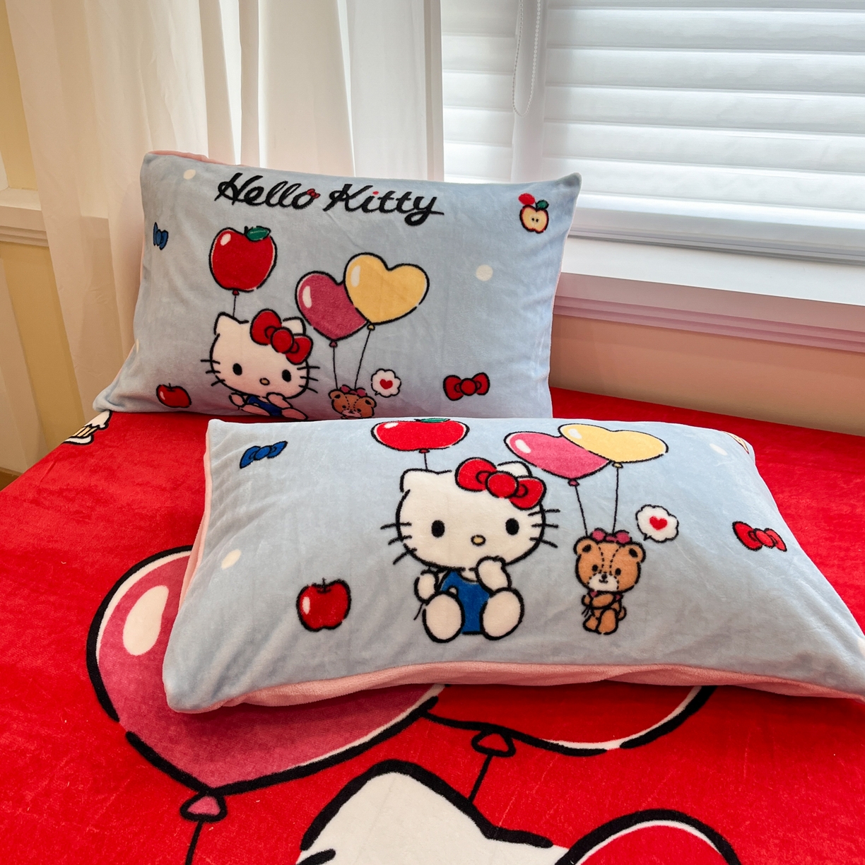 91家纺网 家纺一手货源 找家纺 金爱家 2025新款大版三丽鸥高克重牛奶绒保暖床笠 绒大版单品-气球苹果kt