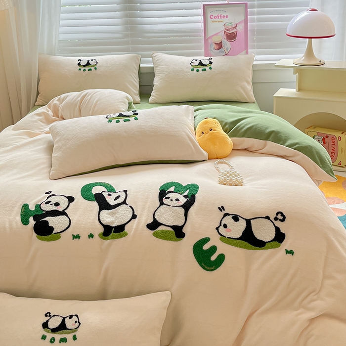 91家纺网 家纺一手货源 找家纺 丽涵家纺 2025秋冬新款全工艺牛奶绒大版毛巾绣四件套 熊猫屋-奶白