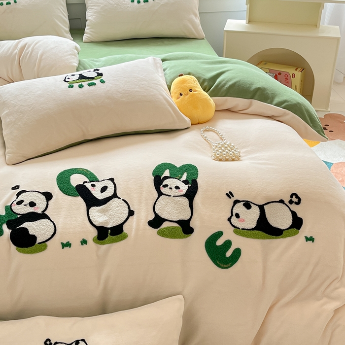 91家纺网 家纺一手货源 找家纺 丽涵家纺 2025秋冬新款全工艺牛奶绒大版毛巾绣四件套 熊猫屋-奶白