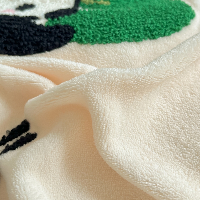 91家纺网 家纺一手货源 找家纺 丽涵家纺 2025秋冬新款全工艺牛奶绒大版毛巾绣四件套 熊猫屋-奶白