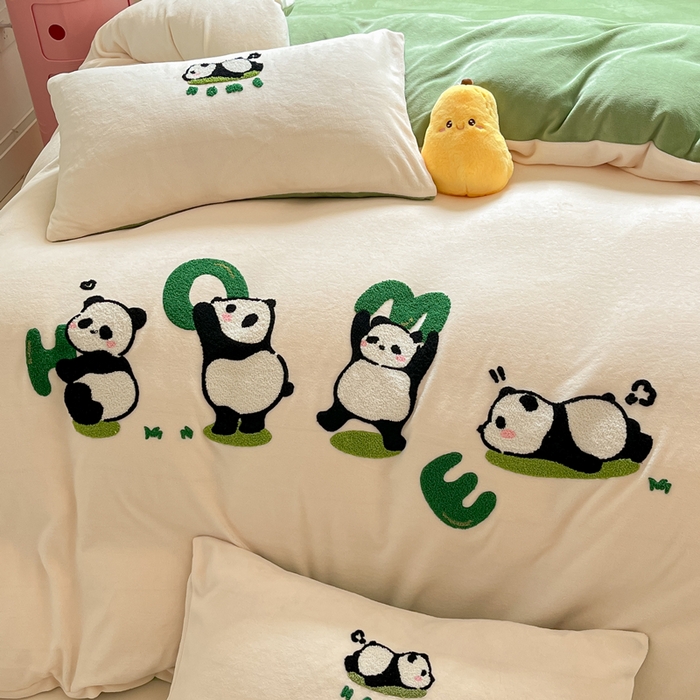 91家纺网 家纺一手货源 找家纺 丽涵家纺 2025秋冬新款全工艺牛奶绒大版毛巾绣四件套 熊猫屋-奶白