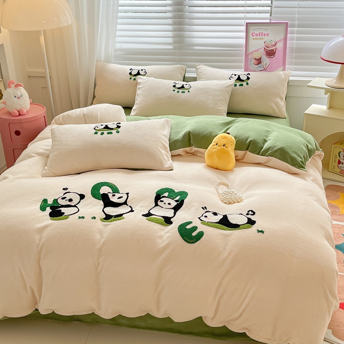 91家纺网 家纺一手货源 找家纺 丽涵家纺 2025秋冬新款全工艺牛奶绒大版毛巾绣四件套 熊猫屋-奶白