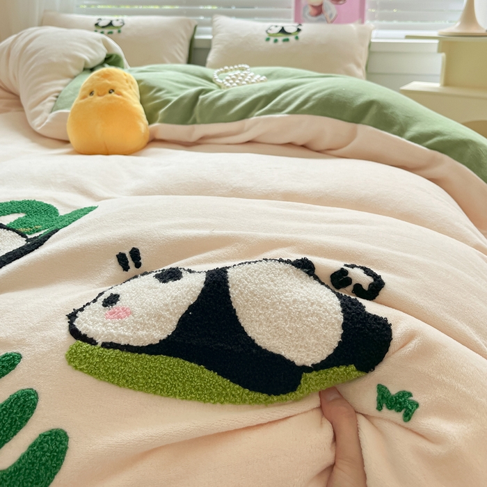 91家纺网 家纺一手货源 找家纺 丽涵家纺 2025秋冬新款全工艺牛奶绒大版毛巾绣四件套 熊猫屋-奶白