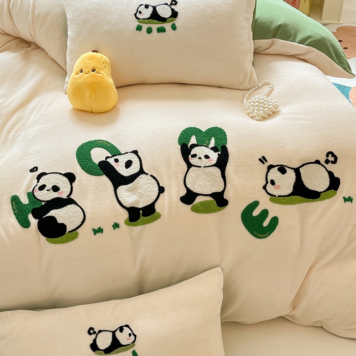 91家纺网 家纺一手货源 找家纺 丽涵家纺 2025秋冬新款全工艺牛奶绒大版毛巾绣四件套 熊猫屋-奶白