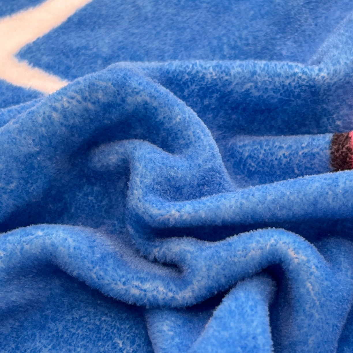 91家纺网 家纺一手货源 找家纺 金爱家 2025新款大版三丽鸥高克重牛奶绒保暖床笠 绒大版单品-气球苹果kt