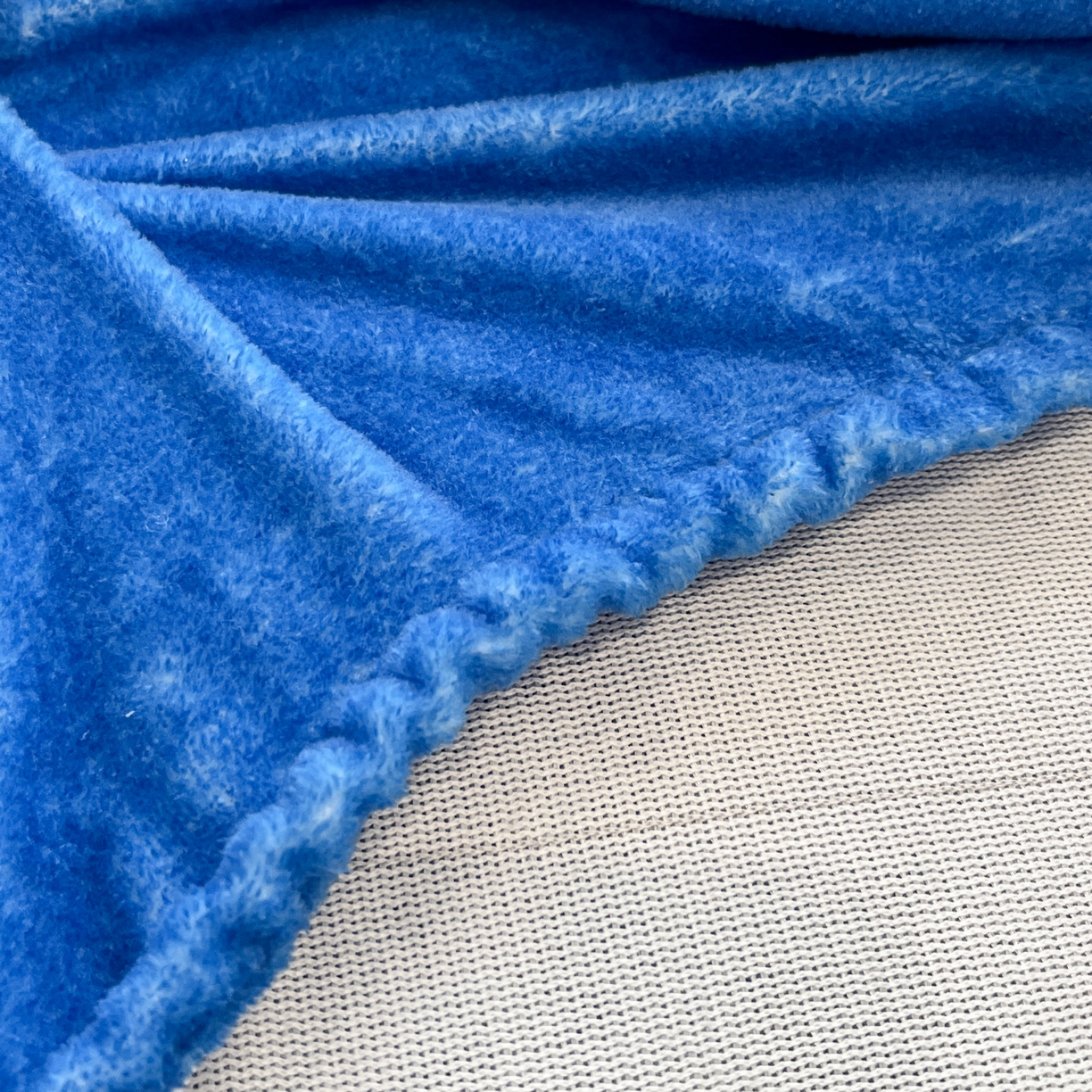 91家纺网 家纺一手货源 找家纺 金爱家 2025新款大版三丽鸥高克重牛奶绒保暖床笠 绒大版单品-气球苹果kt