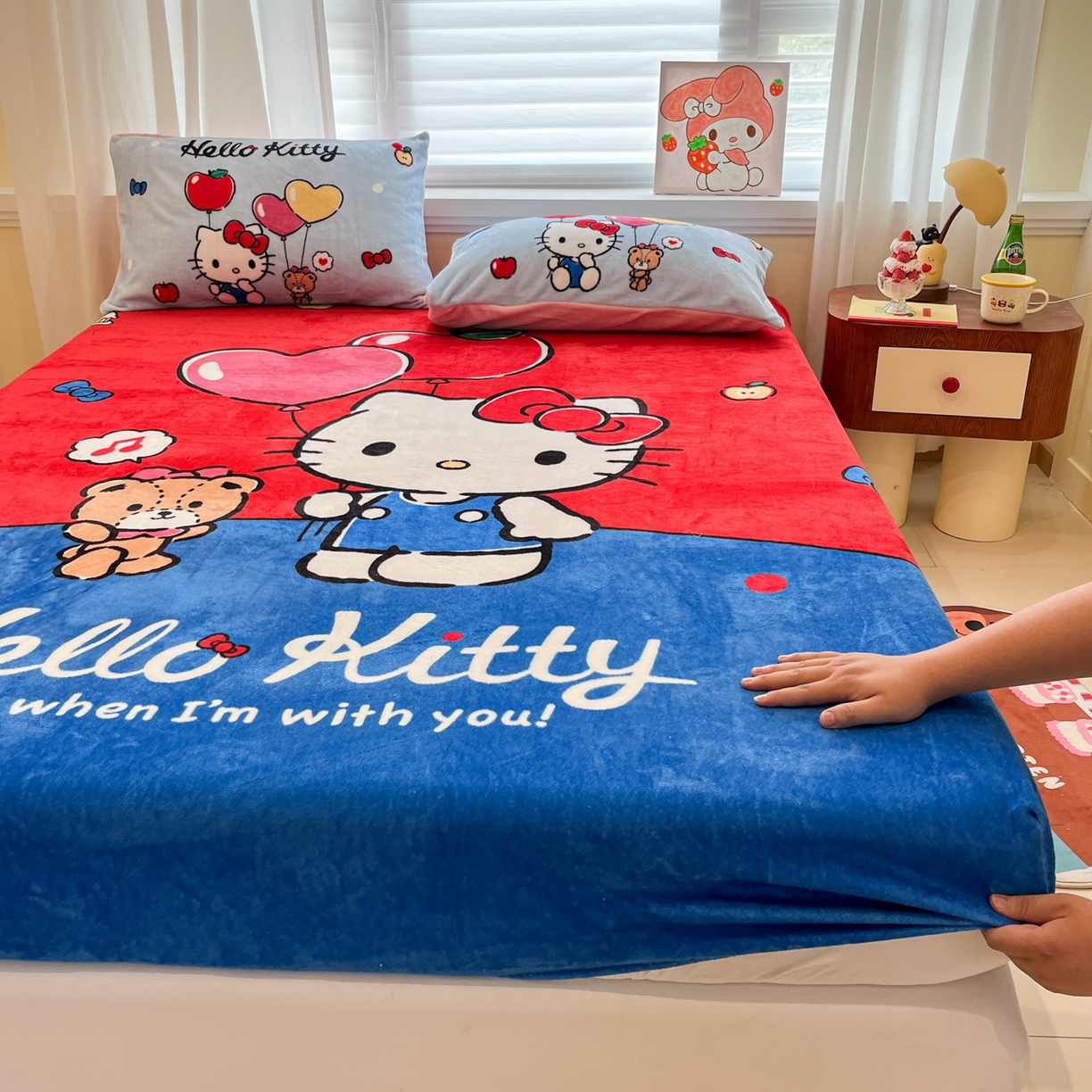 91家纺网 家纺一手货源 找家纺 金爱家 2025新款大版三丽鸥高克重牛奶绒保暖床笠 绒大版单品-气球苹果kt