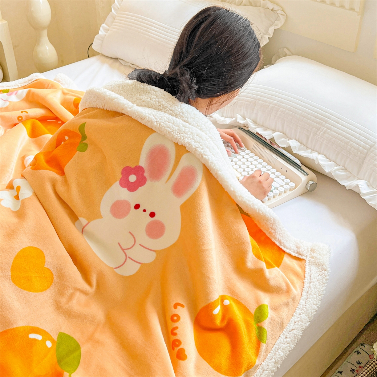 91家纺网 家纺一手货源 找家纺 名兮 2025新款秋冬高克重牛奶绒羊羔绒多功能盖毯 毛毯-兔兔派对