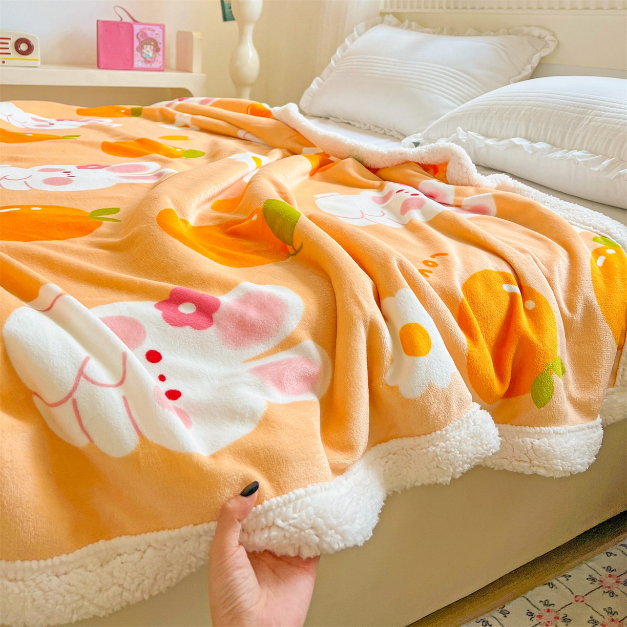 91家纺网 家纺一手货源 找家纺 名兮 2025新款秋冬高克重牛奶绒羊羔绒多功能盖毯 毛毯-兔兔派对