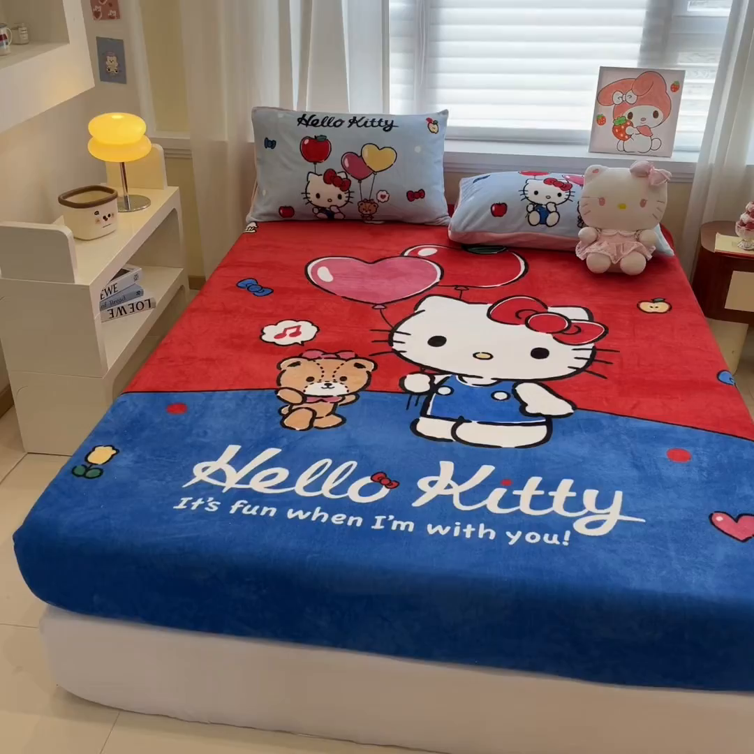 91家纺网 家纺一手货源 找家纺 金爱家 2025新款大版三丽鸥高克重牛奶绒保暖床笠 绒大版单品-气球苹果kt