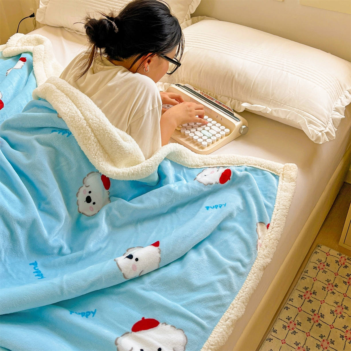 91家纺网 家纺一手货源 找家纺 名兮 2025新款秋冬高克重牛奶绒羊羔绒多功能盖毯 毛毯-小红帽