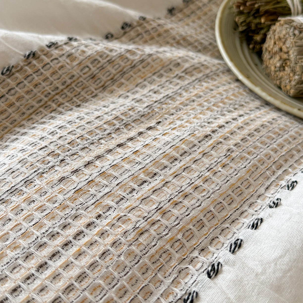 91家纺网 家纺一手货源 找家纺 云上 2025新款法式全棉纯棉串绳华夫格四件套 串绳-米白