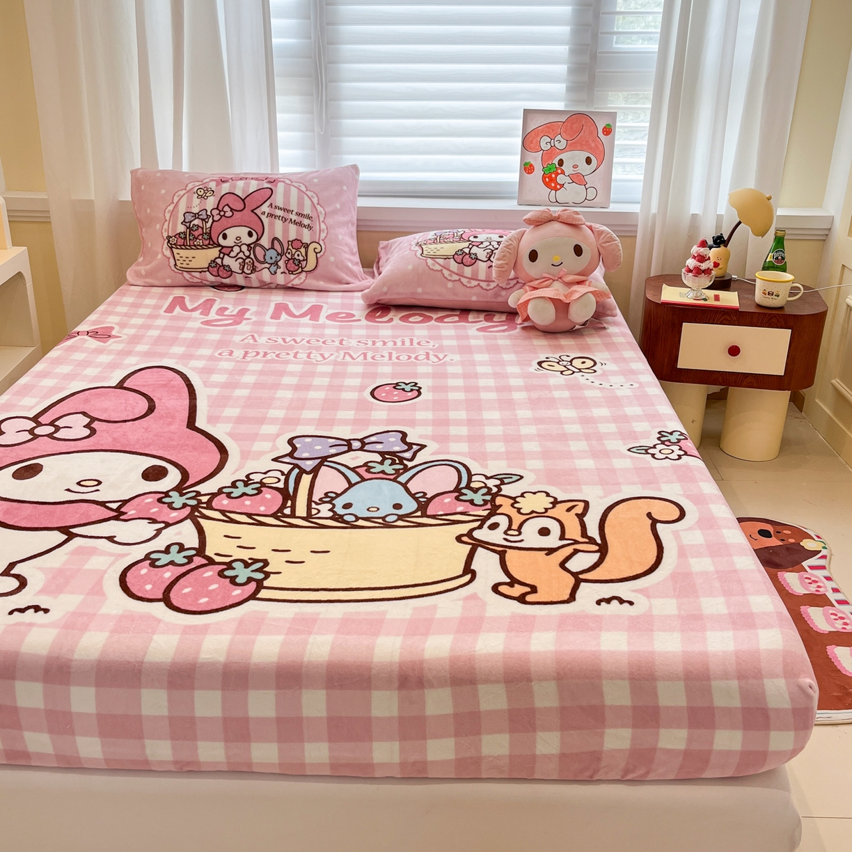 91家纺网 家纺一手货源 找家纺 金爱家 2025新款大版三丽鸥高克重牛奶绒保暖床笠 绒大版单品-野营美乐蒂