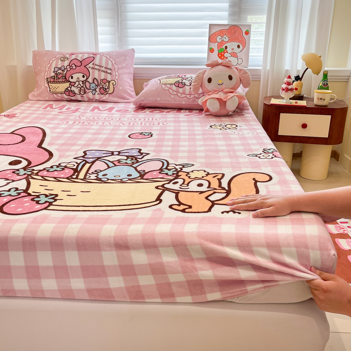 91家纺网 家纺一手货源 找家纺 金爱家 2025新款大版三丽鸥高克重牛奶绒保暖床笠 绒大版单品-野营美乐蒂