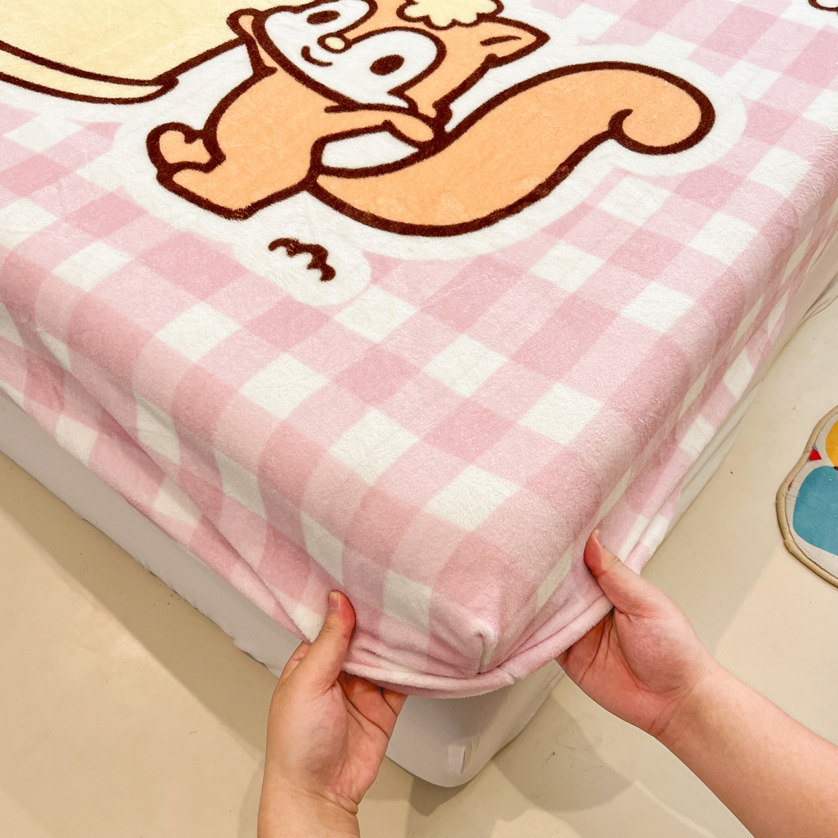 91家纺网 家纺一手货源 找家纺 金爱家 2025新款大版三丽鸥高克重牛奶绒保暖床笠 绒大版单品-野营美乐蒂