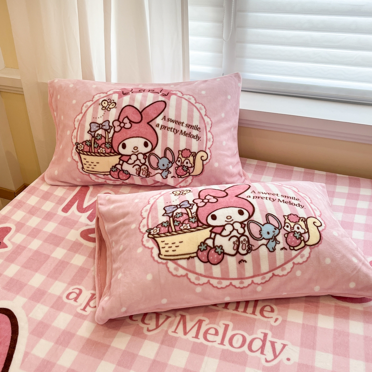 91家纺网 家纺一手货源 找家纺 金爱家 2025新款大版三丽鸥高克重牛奶绒保暖床笠 绒大版单品-野营美乐蒂