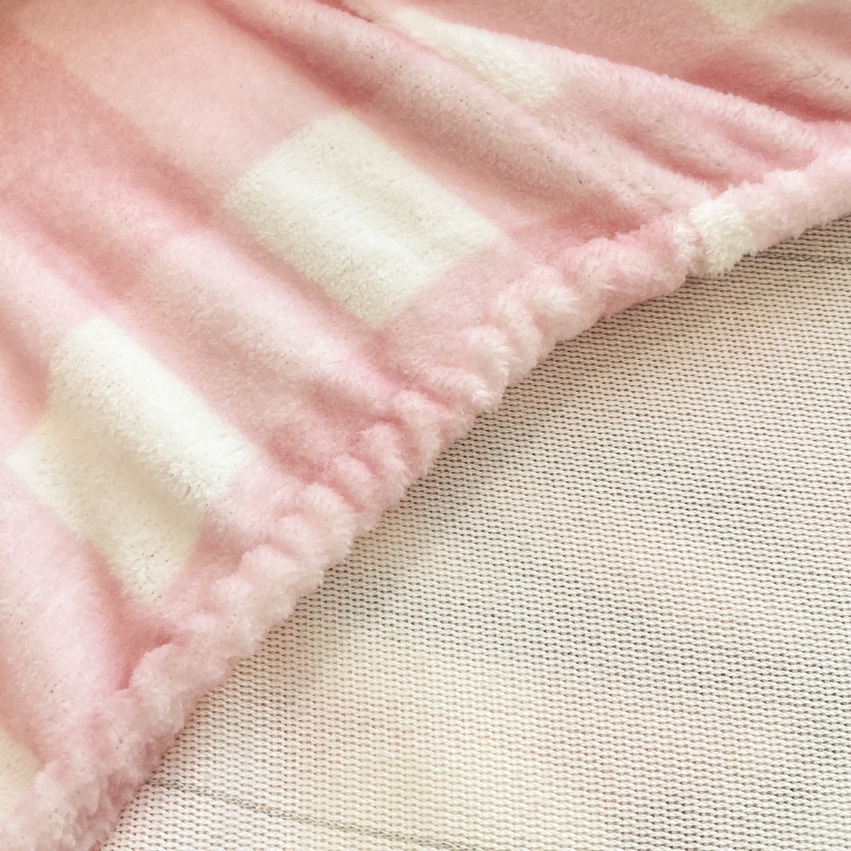 91家纺网 家纺一手货源 找家纺 金爱家 2025新款大版三丽鸥高克重牛奶绒保暖床笠 绒大版单品-野营美乐蒂