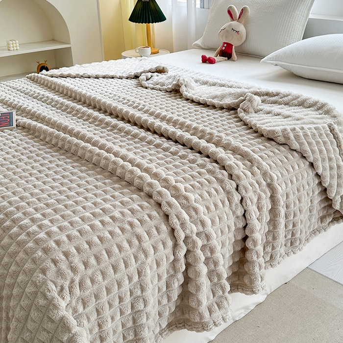 91家纺网 家纺一手货源 找家纺 栩裕纺织 2025春夏新款仿裘皮格子抽条毛毯-卷边款 卡其