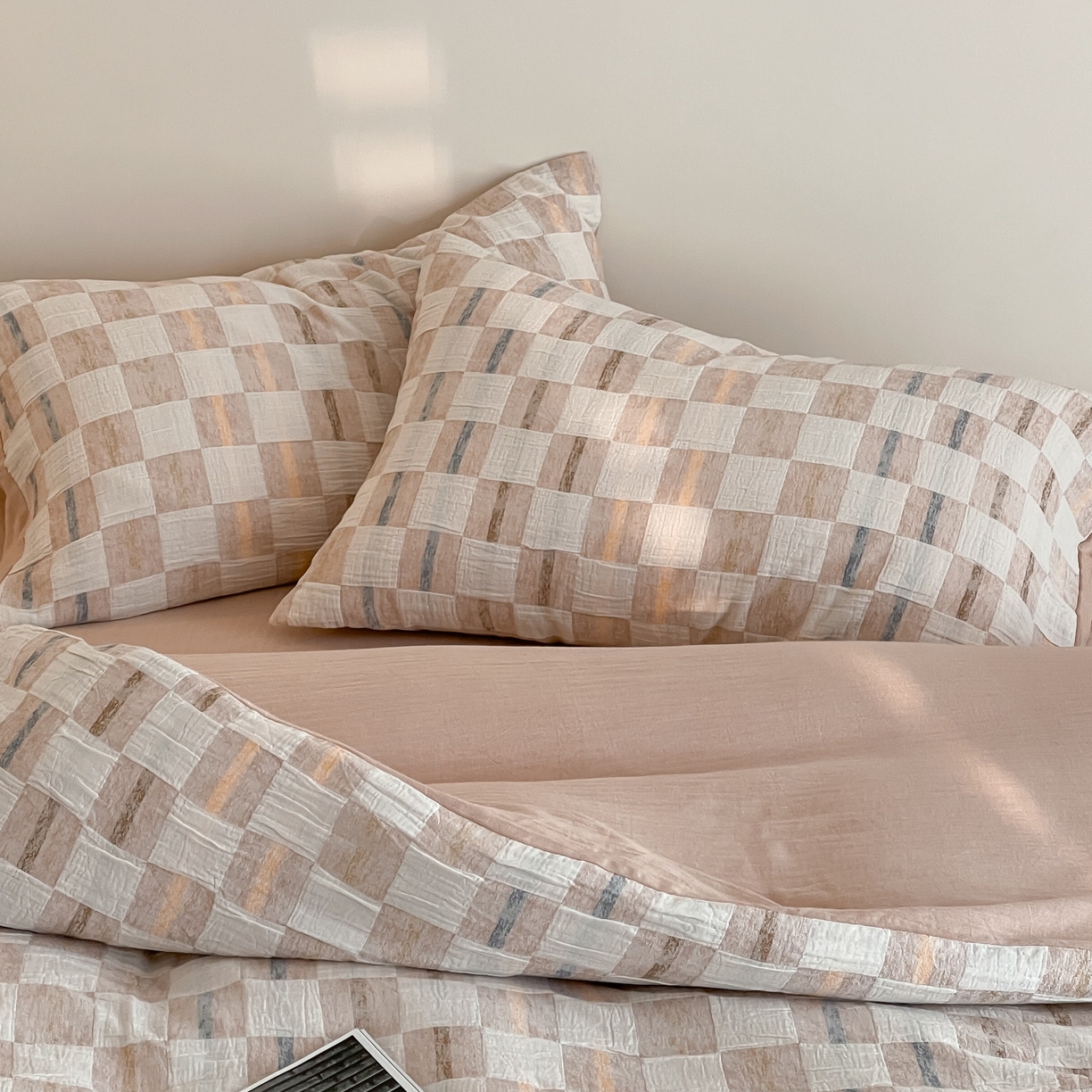 91家纺网 家纺一手货源 找家纺 云上 2025新款三层纱全棉纯棉色织大提花曲奇格子四件套 曲奇粉格