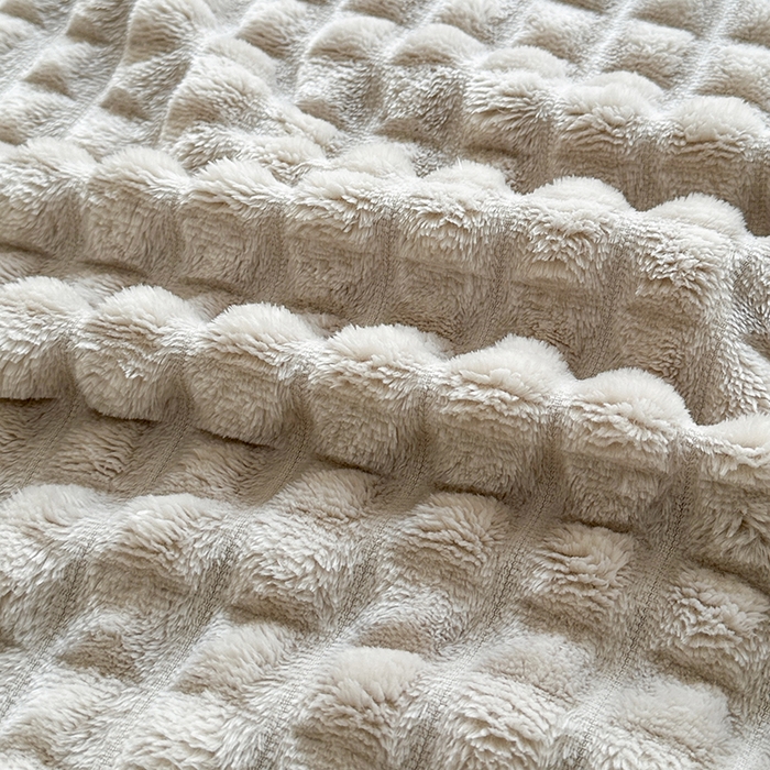 91家纺网 家纺一手货源 找家纺 栩裕纺织 2025春夏新款仿裘皮格子抽条毛毯-卷边款 卡其