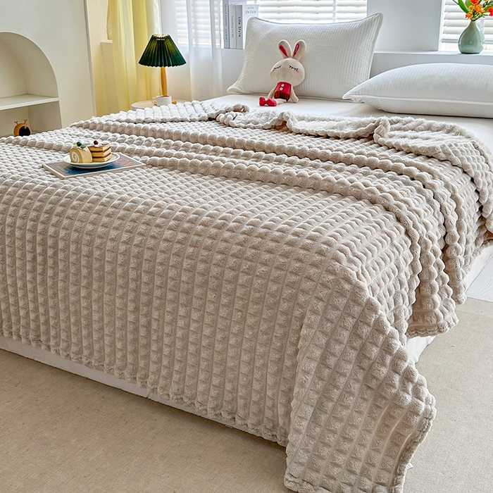 91家纺网 家纺一手货源 找家纺 栩裕纺织 2025春夏新款仿裘皮格子抽条毛毯-卷边款 卡其