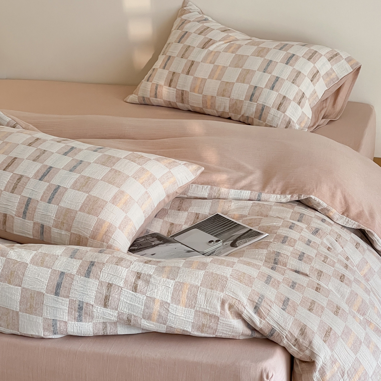 91家纺网 家纺一手货源 找家纺 云上 2025新款三层纱全棉纯棉色织大提花曲奇格子四件套 曲奇粉格